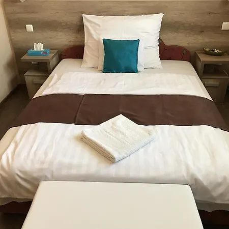 Abszolut Es Panzio Hotel 3*