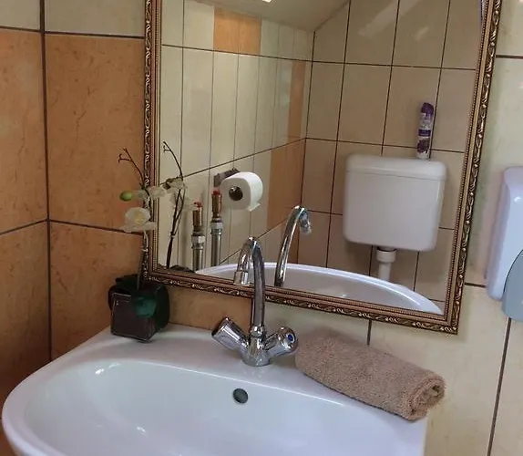 מלון Abszolut Es Panzio Nyírbátor